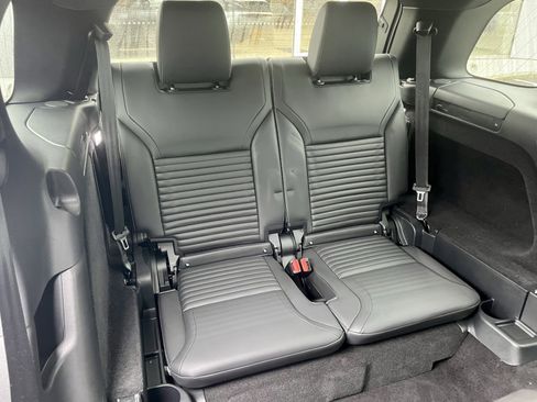 Certified 2024 Land Rover Discovery Dynamic SE image 33