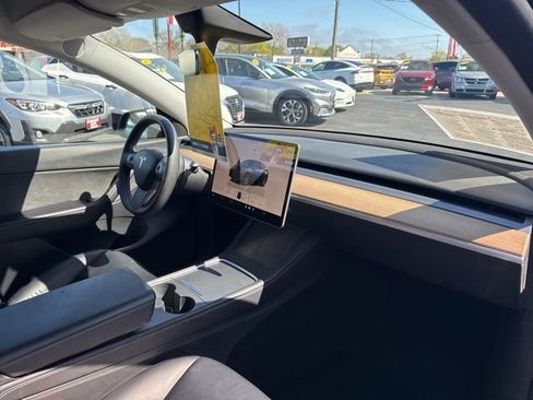Used 2022 Tesla Model Y Long Range AWD/4WD image 21