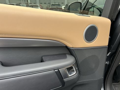 Used 2025 Land Rover Discovery Metropolitan Edition image 30