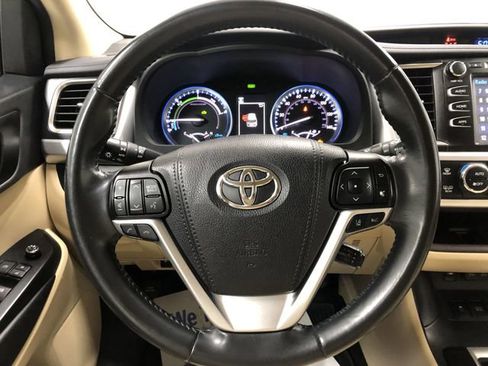Used 2019 Toyota Highlander XLE image 16