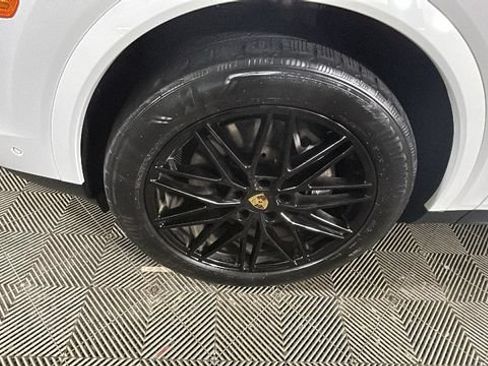 Used 2024 Porsche Cayenne AWD/4WD image 9