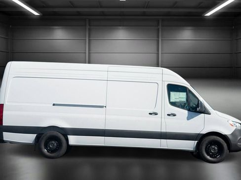 Used 2024 Mercedes-Benz Sprinter 2500 image 6