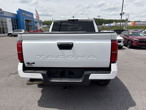 Used 2025 Toyota Tacoma TRD Off-Road AWD/4WD image 8