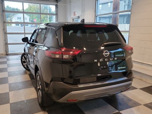 Used 2022 Nissan Rogue SV image 3