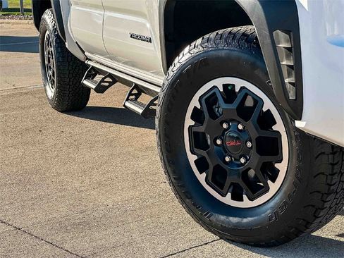 Used 2024 Toyota Tacoma TRD Off-Road image 9