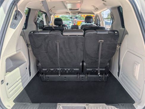 Used 2014 Chrysler Town & Country Touring FWD image 12