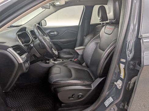 Used 2016 Jeep Cherokee Trailhawk w/ Leather Interior Group AWD/4WD image 7