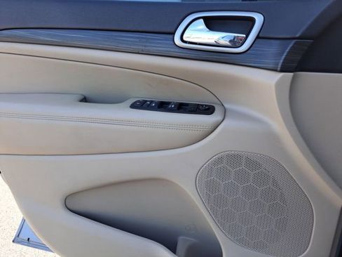 Used 2019 Jeep Grand Cherokee Laredo image 17