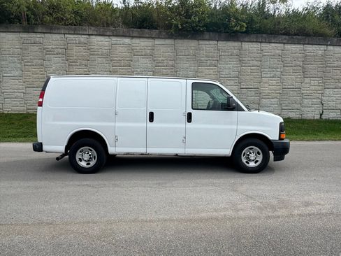 Used 2017 Chevrolet Express 2500 image 2