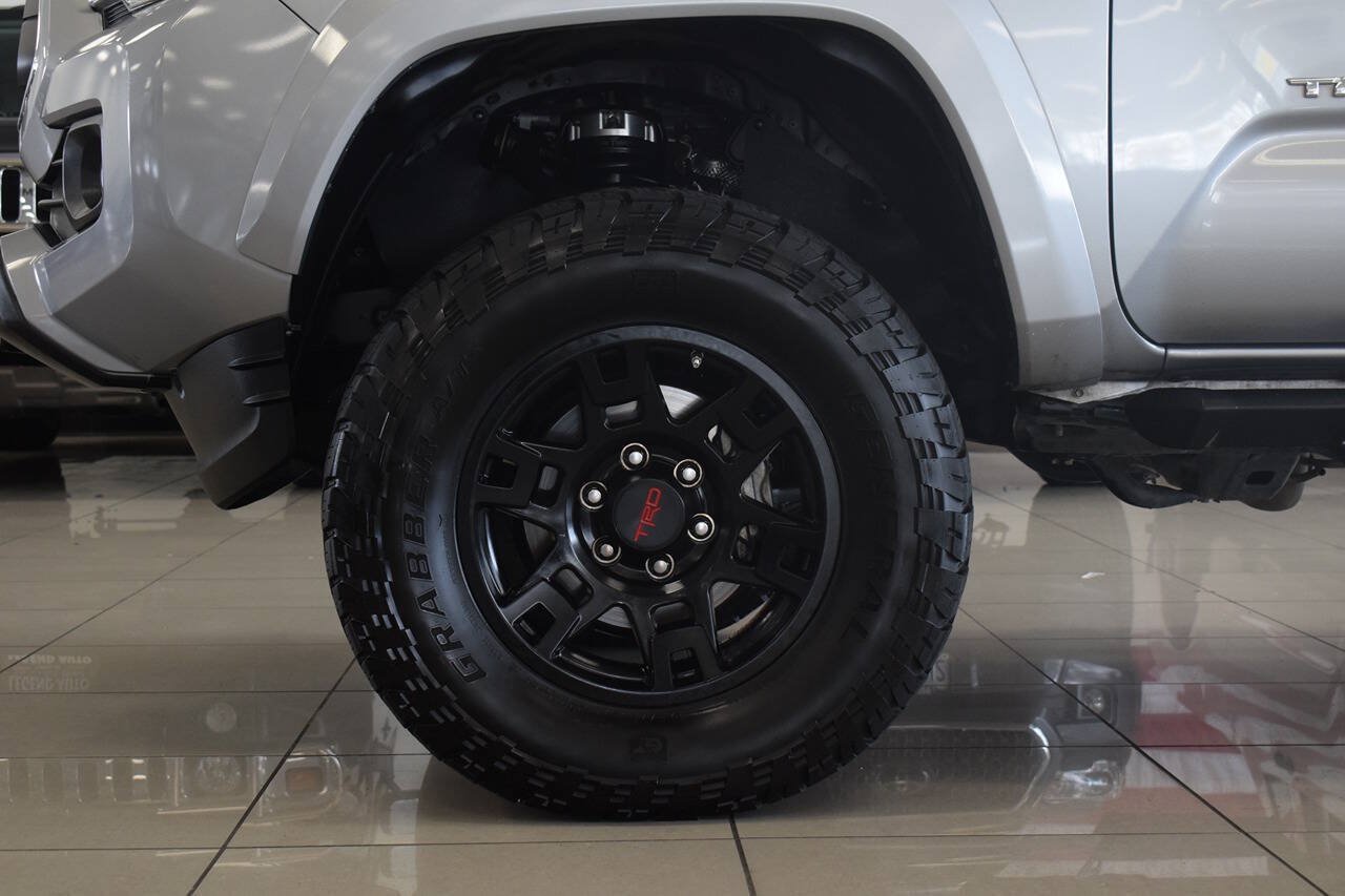 Used 2021 Toyota Tacoma SR5 w/ Technology Package AWD/4WD image 11