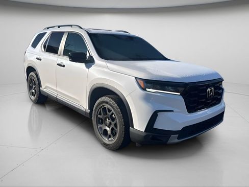 Used 2023 Honda Pilot TrailSport image 2