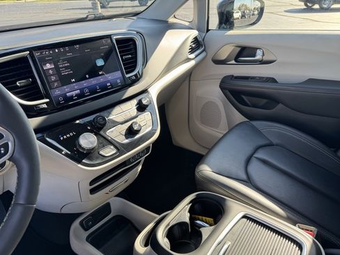Used 2024 Chrysler Pacifica Touring-L image 11