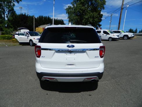 Used 2017 Ford Explorer XLT image 7