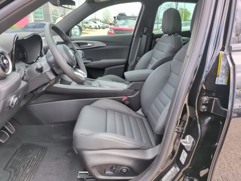 New 2026 Alfa Romeo Tonale w/ Black Premium Package image 23