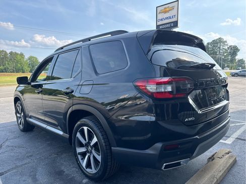 Used 2024 Honda Pilot Touring image 11