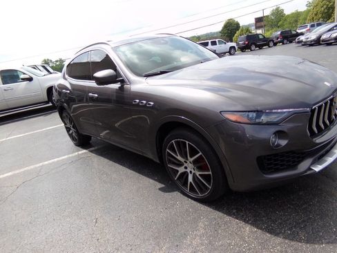 Used 2017 Maserati Levante w/ Luxury Package AWD/4WD image 46
