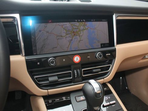 Certified 2025 Porsche Macan AWD/4WD image 17