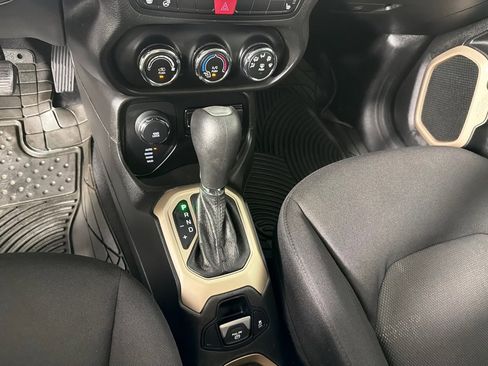 Used 2017 Jeep Renegade Latitude w/ Cold Weather Group AWD/4WD image 17