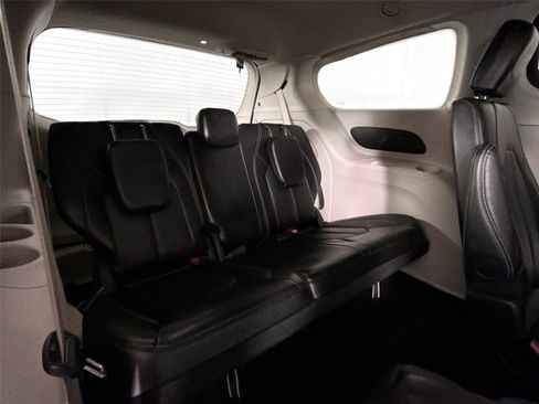 Used 2024 Chrysler Pacifica Touring-L FWD image 36