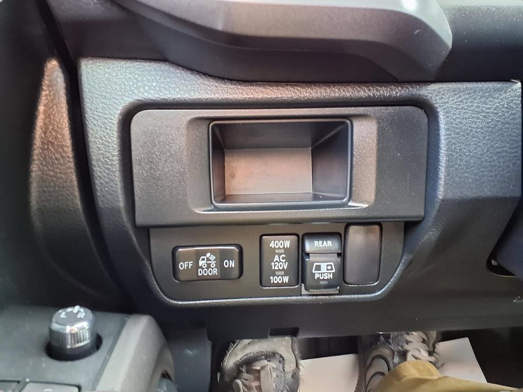 Used 2017 Toyota Tacoma TRD Off-Road AWD/4WD image 18