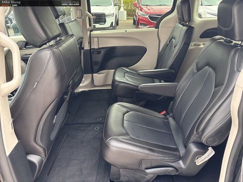 Used 2023 Chrysler Pacifica Touring-L image 13