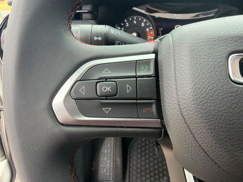 Used 2025 Jeep Compass Trailhawk AWD/4WD image 17