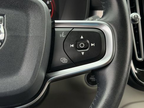 Used 2020 Volvo XC40 T5 Momentum w/ Protection Package Premier image 17