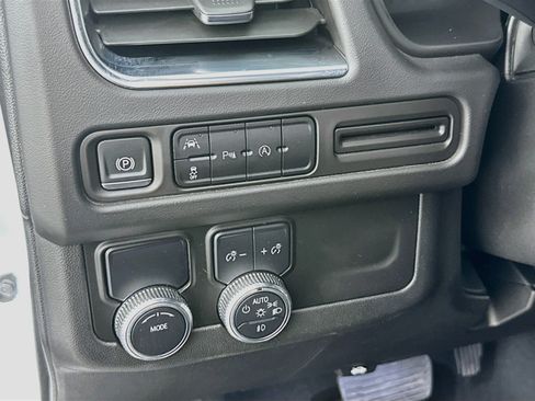 Used 2024 GMC Yukon XL SLT RWD image 17