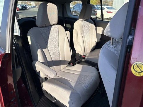 Used 2012 MAZDA MAZDA5 Touring w/ Moonroof & Audio Pkg image 11