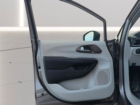 Used 2017 Chrysler Pacifica Touring FWD image 15