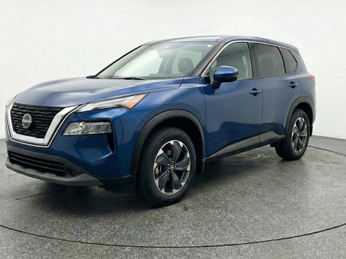 Used 2025 Nissan Rogue SV image 3