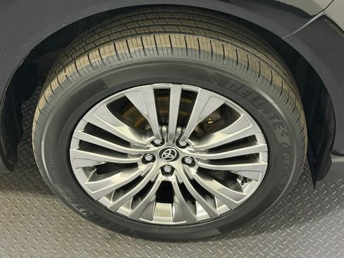 Used 2021 Toyota Venza LE image 17
