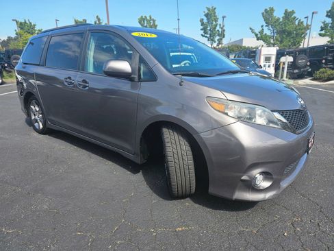 Used 2012 Toyota Sienna SE FWD image 5