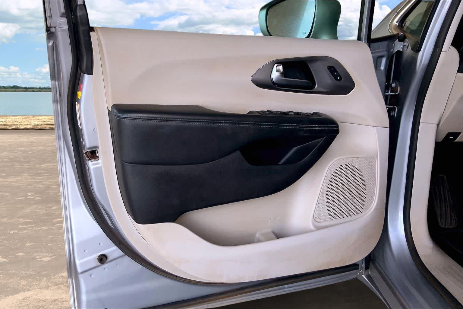 Used 2021 Chrysler Pacifica Touring-L FWD image 27