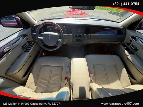 Used 2010 Lincoln Town Car Signature Limited image 14