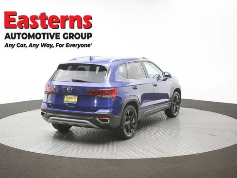 Used 2022 Volkswagen Taos SE w/ Panoramic Sunroof Package FWD image 40