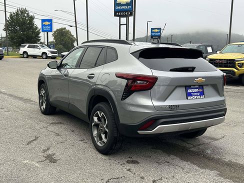 Used 2025 Chevrolet Trax LT FWD image 5