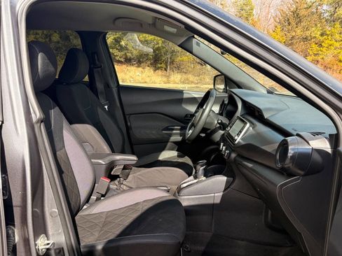 Used 2020 Nissan Kicks S image 19