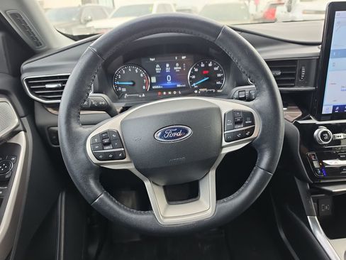Used 2023 Ford Explorer Limited w/ Limited Technology Package image 16