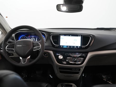 Used 2023 Chrysler Pacifica Touring-L FWD image 18