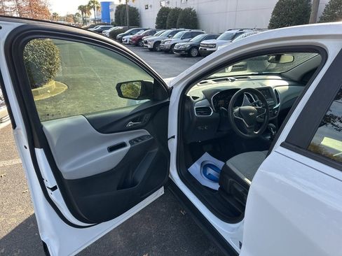 Used 2022 Chevrolet Equinox LS image 19