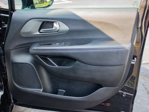 Used 2025 Chrysler Pacifica Select FWD image 18