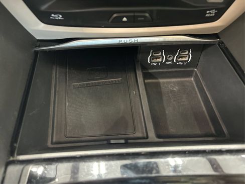 Used 2021 Chrysler Pacifica Limited w/ Uconnect Theater Family Group FWD image 37