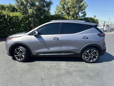 Used 2023 Chevrolet Bolt EUV Premier w/ Super Cruise Package FWD image 3