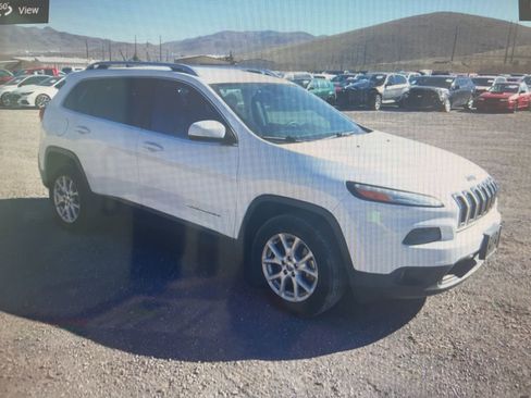Used 2018 Jeep Cherokee Latitude w/ Safety Group AWD/4WD image 1
