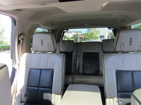 Used 2010 Lincoln Navigator 2WD image 12