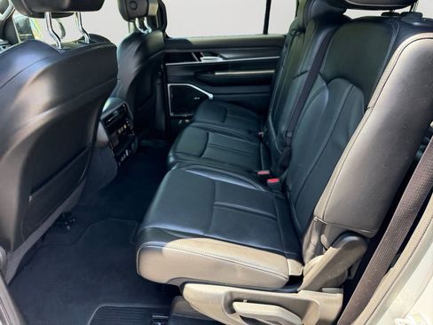 Used 2024 Jeep Wagoneer L Series II w/ Flexible Seating Group AWD/4WD image 15