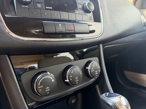 Used 2012 Chrysler 200 Touring FWD image 23