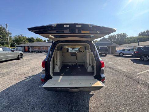 Used 2013 Lexus LX 570 4WD w/ Luxury Pkg image 18