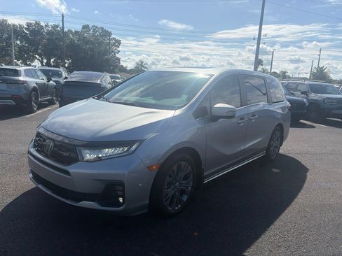 Used 2025 Honda Odyssey Touring image 3